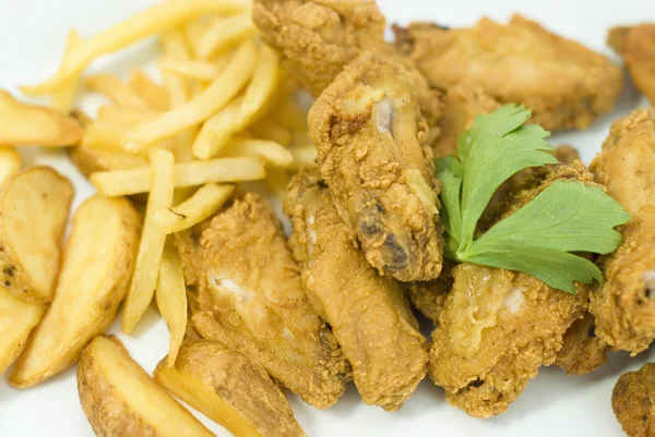 Gyllene stekt kyckling och stekt potatis — Stockfoto