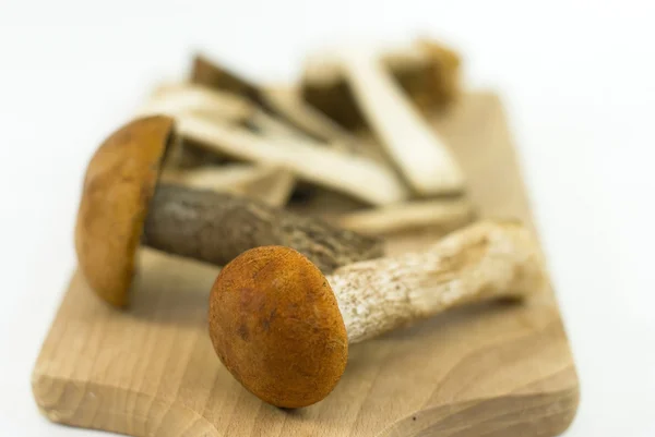 나무 식탁 위에 놓인 신선 한 버섯들 — 스톡 사진