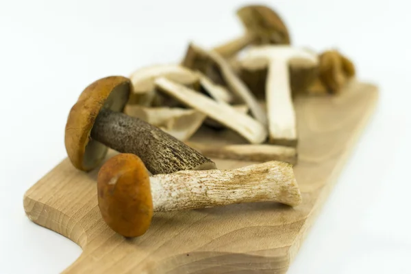 Cogumelos frescos na mesa de madeira — Fotografia de Stock
