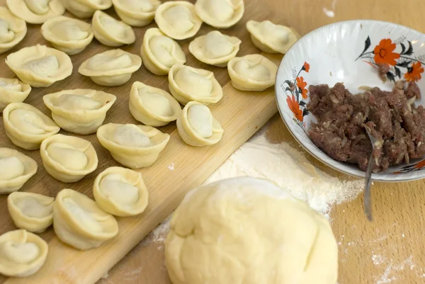 Deg och fyllning, matlagning ryska måltider dumplings — Stockfoto