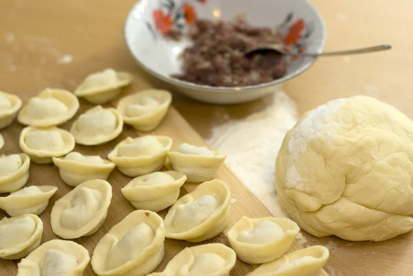 Deg och fyllning, matlagning ryska måltider dumplings — Stockfoto