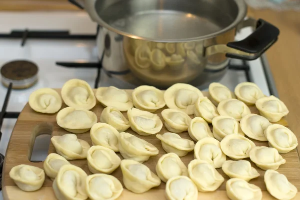 Pasta e ripieno, cucinare piatti russi gnocchi — Foto Stock