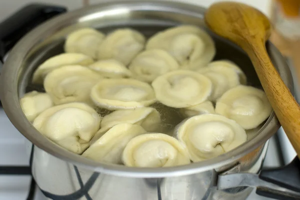 Russian pelmeni meal cooked in a pan — Stock Photo, Image