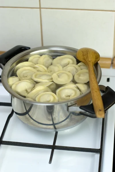 鍋で調理ロシア ペリメニ食事 — ストック写真