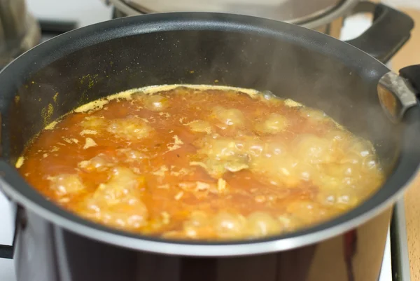Ris, kött morötter och kryddor, matlagning uzbekiska Pilaffris. — Stockfoto