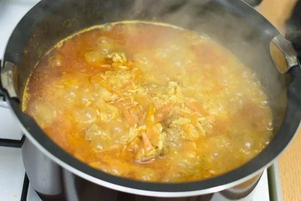 Rijst, vlees wortelen en specerijen, koken Oezbeekse Bouillon. — Stockfoto