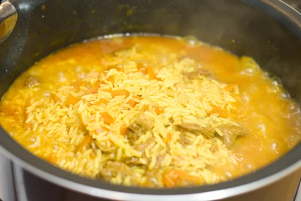 Ris, kött morötter och kryddor, matlagning uzbekiska Pilaffris. — Stockfoto