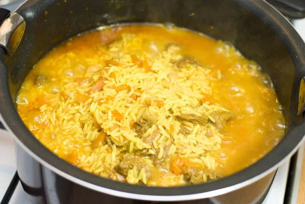Ris, kjøttgulrøtter og krydder, koking av usbekisk pilaf . – stockfoto