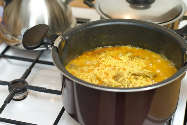 米、肉のニンジン、スパイス、ウズベク語ピラフの調理. — ストック写真