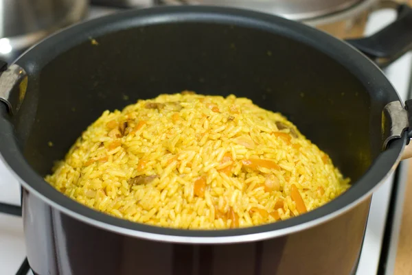 तांदूळ, मांस गाजर आणि मसाले, स्वयंपाक उझ्बेक पिलाफ . — स्टॉक फोटो, इमेज