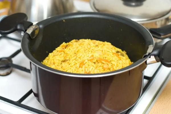 米饭、 肉胡萝卜和香料，烹饪乌兹别克抓饭. — 图库照片