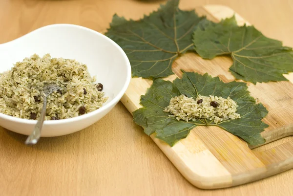 Cocinar alimentos turcos rellenos de hojas de uva con arroz y especias — Foto de Stock
