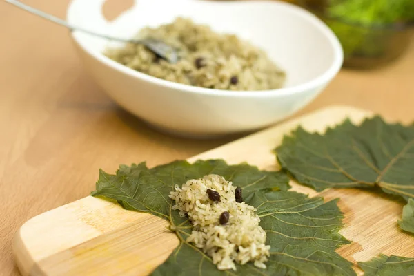 Matlagning turkiska mat fyllda druva blad med ris och kryddor — Stockfoto
