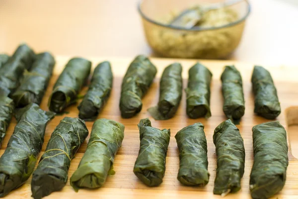 Vaření turecké jídlo plněné hroznovým listy s rýží a koření — Stock fotografie
