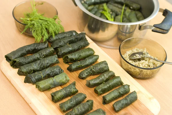 Matlagning turkiska mat fyllda druva blad med ris och kryddor — Stockfoto