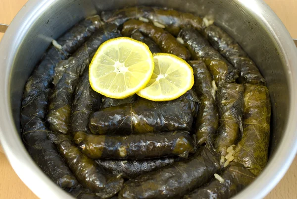 Турецкая еда, фаршированные виноградные листья, рис и специи — стоковое фото