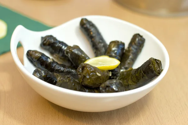 Turkse maaltijd, gevulde druiven bladeren, rijst en specerijen — Stockfoto