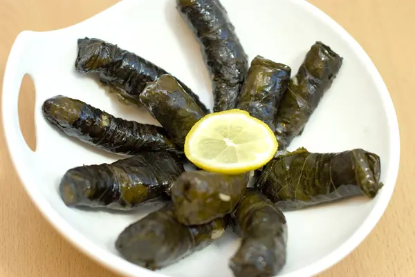Turkiska måltid, fyllda druva blad, ris och kryddor — Stockfoto