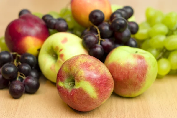 Fresh fruits, apples, grapes and peaches on the table — Stock Photo, Image