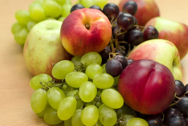 新鮮な果物、リンゴ、ブドウや桃、テーブルの上 — ストック写真