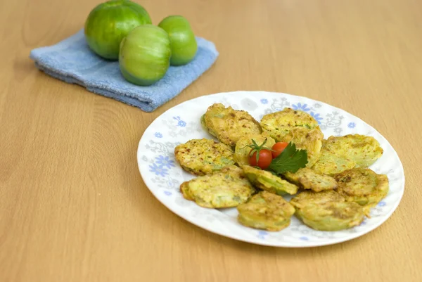 Puha tésztát a fűszerek sült zöld paradicsom szeletelve — Stock Fotó