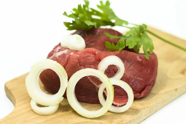 Carne fresca di manzo con verdure su sfondo bianco — Foto Stock