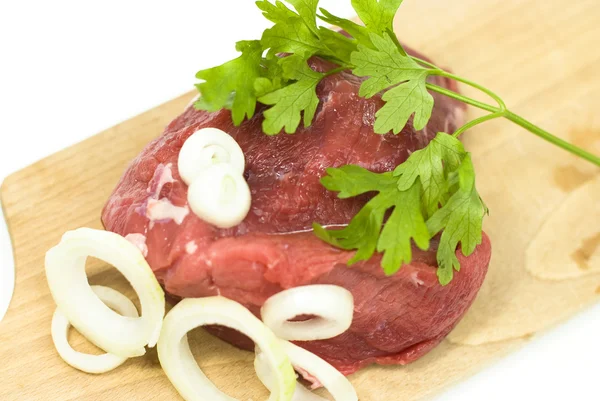 Viande fraîche de bœuf aux légumes sur fond blanc — Photo