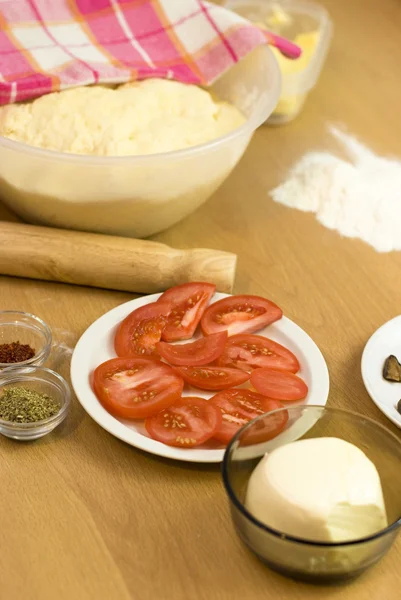 Turkisk matlagning måltider pide från jäst deg ost och smör — Stockfoto