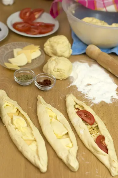 Türkisches Kochgericht Pide aus Hefeteig Käse und Butter — Stockfoto
