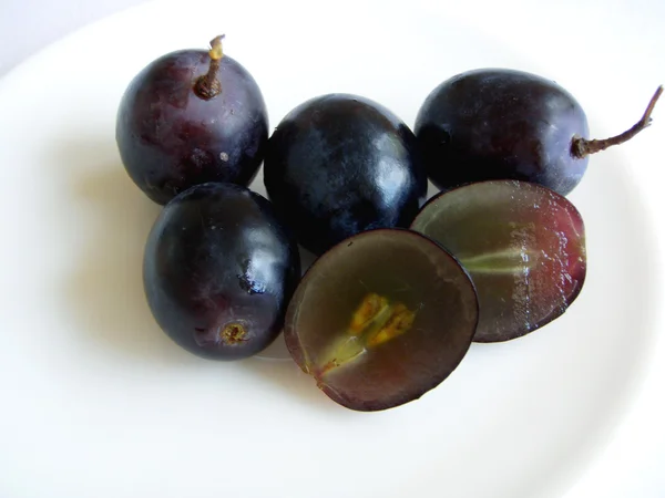 Чёрный виноград . — стоковое фото