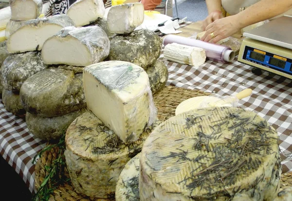市場でチーズ. — ストック写真