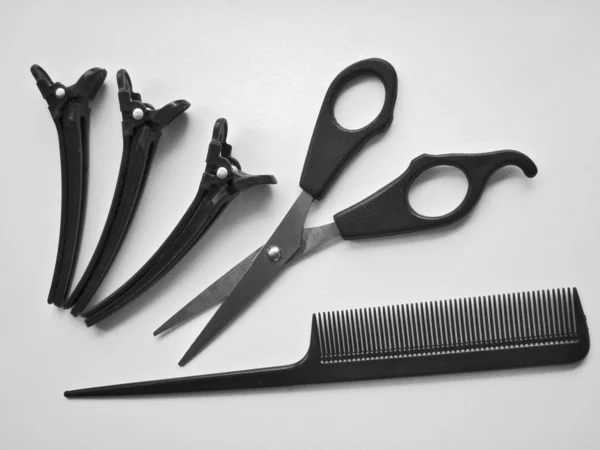 Le forbici, le barrette e il pettine . — Foto Stock