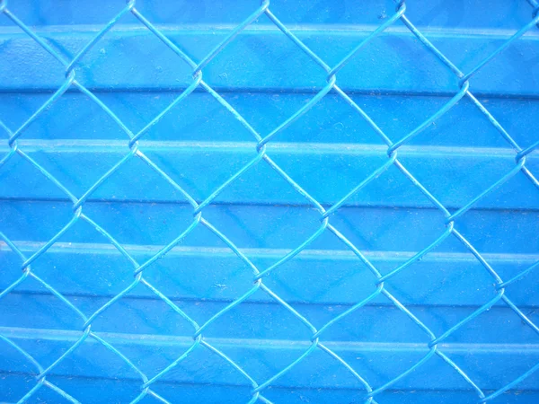 青色の背景とフェンス — ストック写真