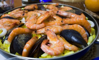 bir tavada paella deniz ürünleri