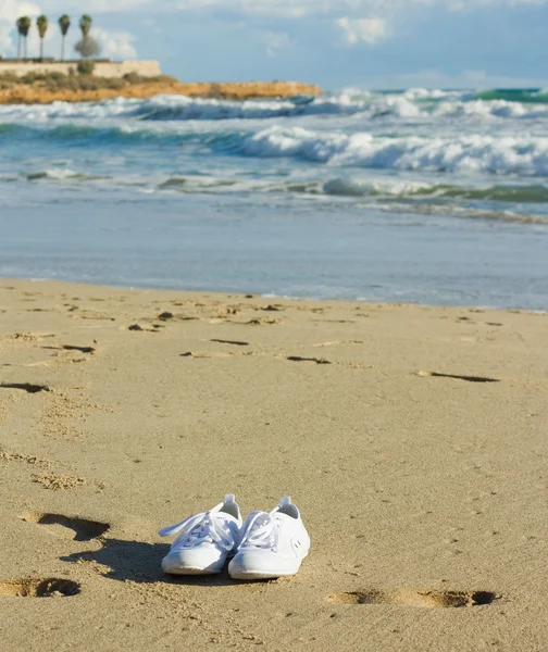 Shoes on the beach — Stock Photo, Image