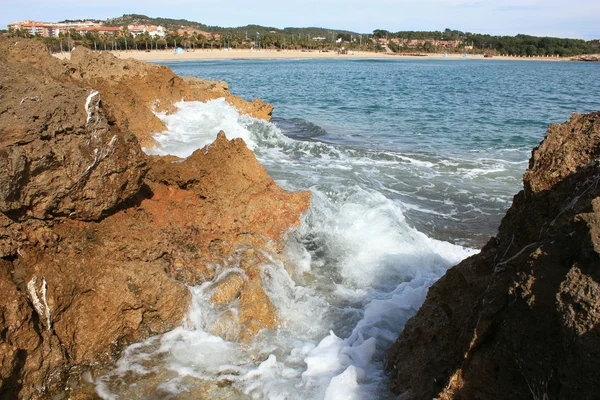 Bølger som styrter på klippene – stockfoto