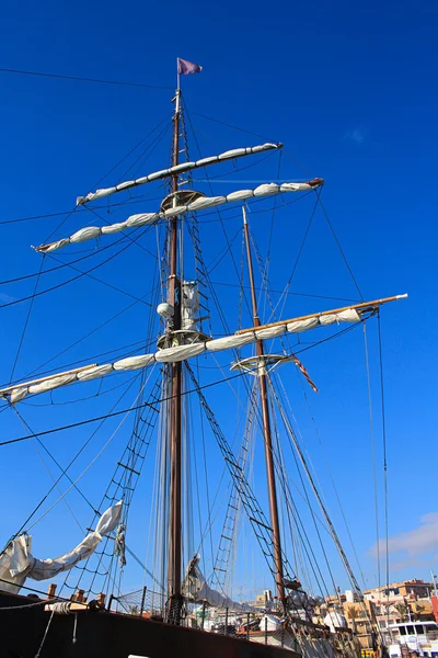 Segelbåt på segel. — Stockfoto