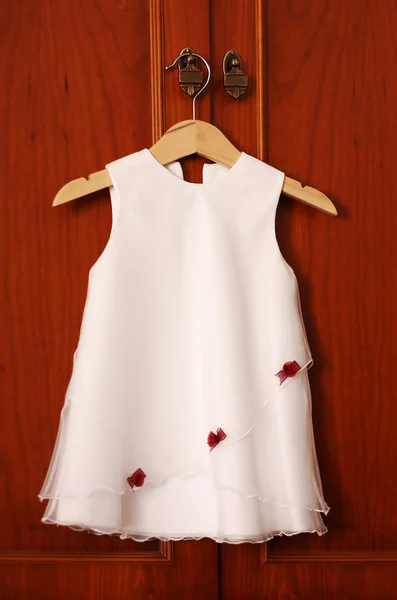Детское белое платье на вешалке . — стоковое фото