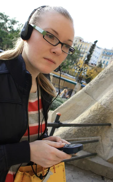 Dívka s sluchátka naslouchá — Stock fotografie
