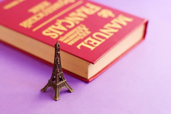 Γαλλικό βιβλίο και τον πύργο του Άιφελ. Εικόνα Αρχείου