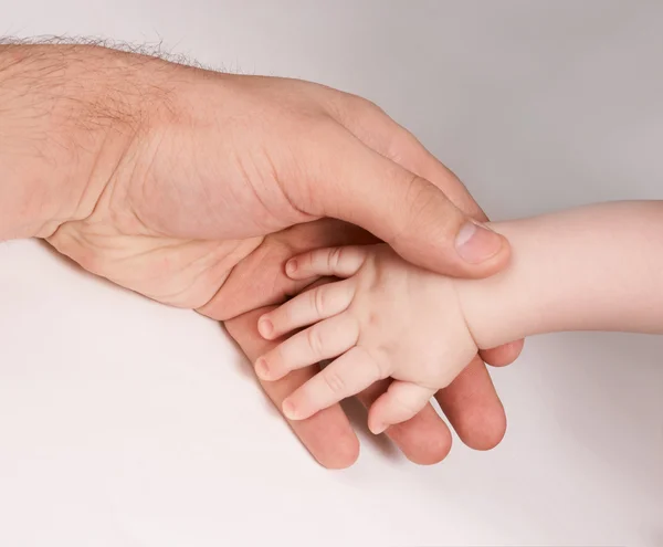 Las manos del padre y del bebé — Foto de Stock