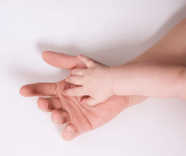 Anne ve bebeğin eller — Stok fotoğraf
