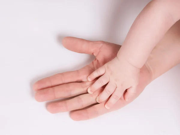 Die Hände von Mutter und Baby lizenzfreie Stockfotos