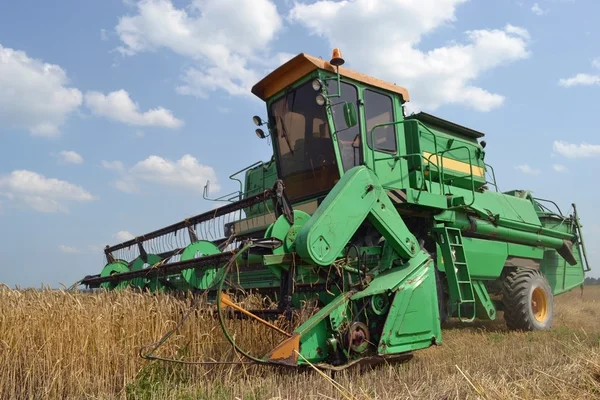 Combine in the field on harvesting. — Stock Photo, Image