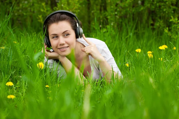 Mladá dívka s sluchátka přímo — Stock fotografie
