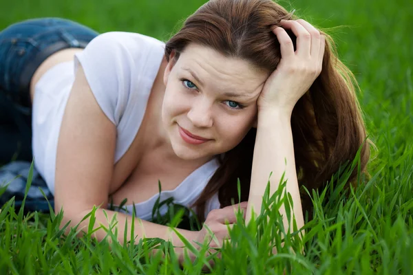 잔디에 누워 있는 여자 — 스톡 사진