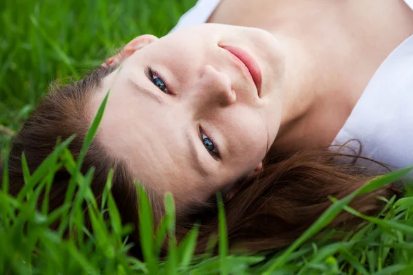 Portrét dívky v trávě — Stock fotografie