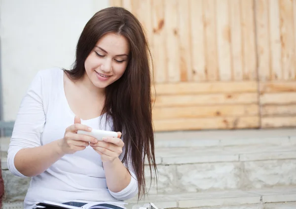 Mädchen liest SMS — Stockfoto