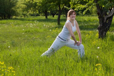 mutlu bir kadın fitness bir park yapıyor