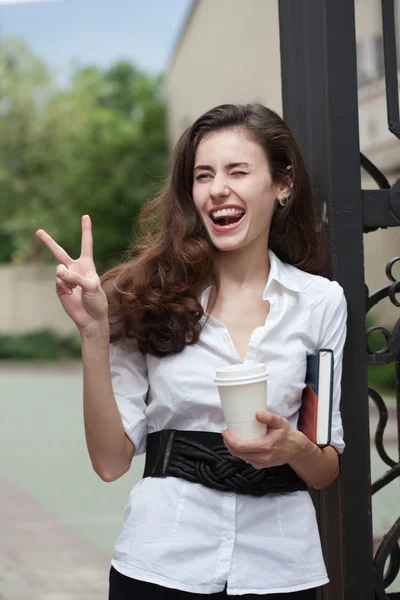 Gelukkig zakenvrouw met koffie en notebook — Stockfoto
